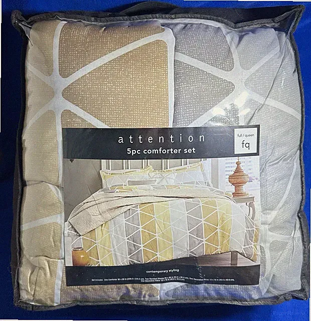 5-Piece Queen-Sized Comforter Set / With 2 Shams, 2 Decorative Pillows / NEW