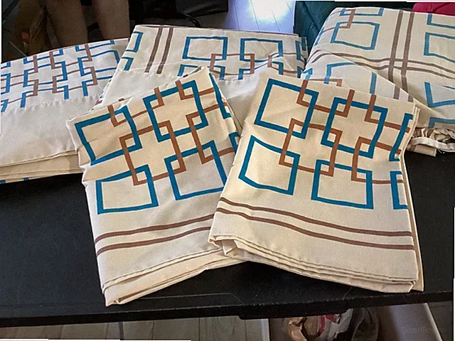 (5) Pieces, 2 Flat, 1 Fitted, 2 Pillow Cases Double Bed Sheet Set